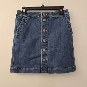 Loft Denim Mini Skirt in Excellent Condition - Size 6